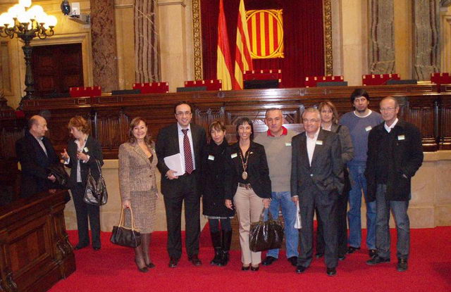 Fotograf&iacute;a realizada delante de la Mesa del Parlamento de Catalunya, se puede ver a Josep Rull (Diputado de CiU en el Parlament), Elisabet Mart&iacute;nez (Presidenta de la AVV de Gav&agrave; Mar) y Marta Zaera (Presidenta de CDC de Gav&agrave;) (5 de Noviembre de 2008)